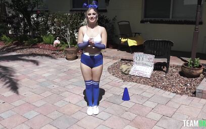 У волонтерки даже пизда всегда в действии