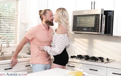 Если мужик хорош собой, то и баба может инициативу проявить!