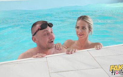 Порно романтика в бассейне