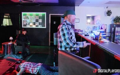 Ночной разврат в баре