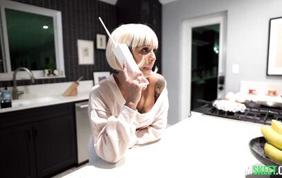 А блондинкой я тебе больше нравлюсь?