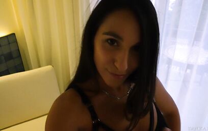 Сперва палец в попу, а потом хуй в ротик!