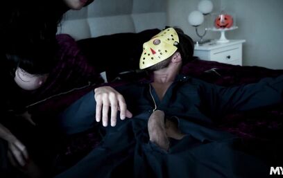 Милфу не испугает образ маньяка, а наоборот возбудит!