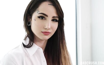 Уж лучше с отчимом трахаться, чем по рукам идти!