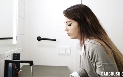 Уж лучше с отчимом трахаться, чем по рукам идти!