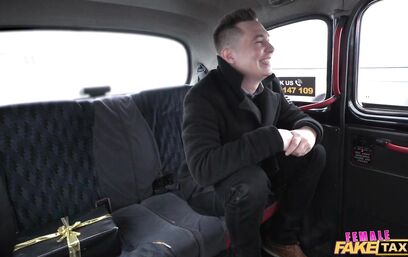 Повезло пацану, нарвался на бабу-пикапершу!