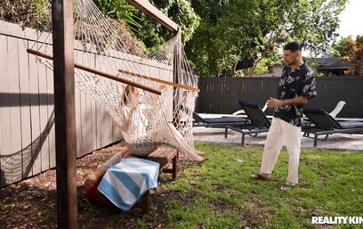 Соседская милфа раскроет сладость женщин