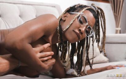 Магия шкатулки вызвала негритяночку