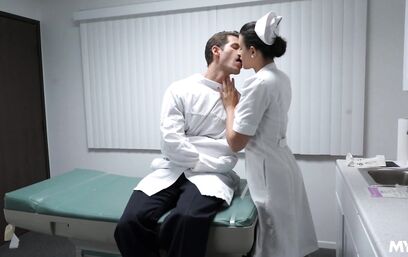 Недотрах убирается сочным минетом