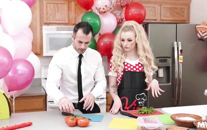 Запах траха снова на кухне