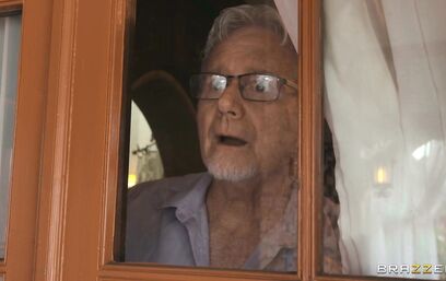 Толстый соседский хуй подходит для новых впечатлений