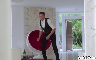 Официант умеет доставлять удовольствие