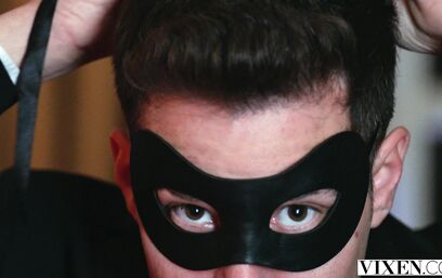 С широко расставленными ногами