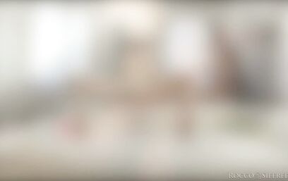 Перед Рокко ножки раздвигаются на 180 градусов