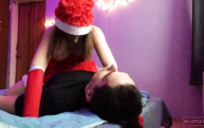 Покажи, Снегурочка, как дела?