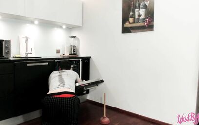 Умение прочищать засоры намекает на секс опыт