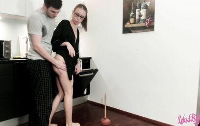 Умение прочищать засоры намекает на секс опыт