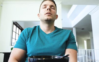 Хоть завтракать закончи!