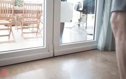 Стесняться служанки - последнее дело