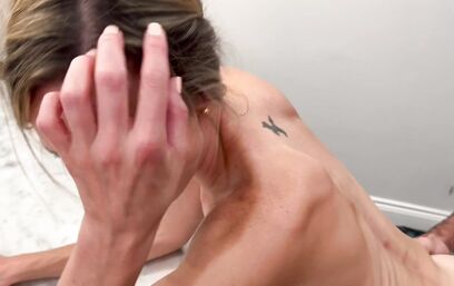 Не зажимая киску своей жены