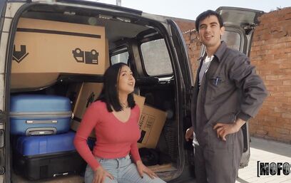 Коробки влезли и член поместится