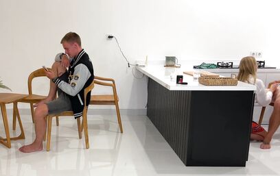 Она кончает, пока ты чаи гоняешь