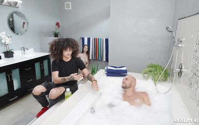 Зачем тренировки, когда есть секс в ванной?