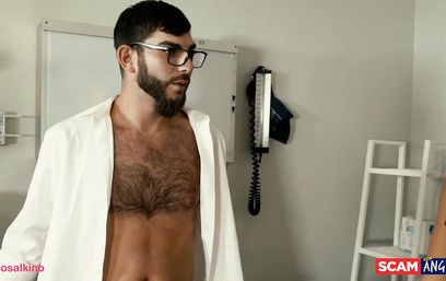 Небритый доктор соблазнил грудастых клиенток и замутил групповушку