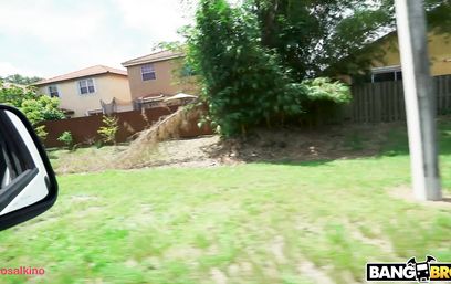 Худенькая студентка отправилась на природу с пикапером и отдалась в авто