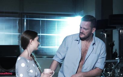 Студентка с косичкой пригласила молодого соседа для утреннего секса