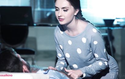 Студентка с косичкой пригласила молодого соседа для утреннего секса