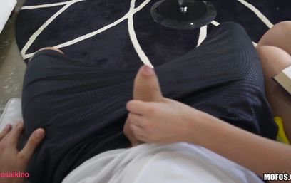 Юная девочка с приятным личиком мило сосет хуй любовнику