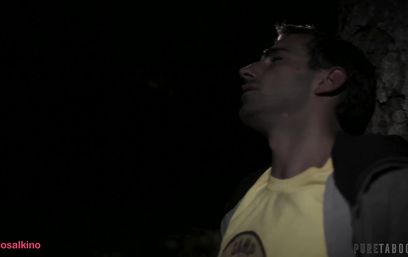 После похода в лес чаровница в полосатых гольфах обслужила друга