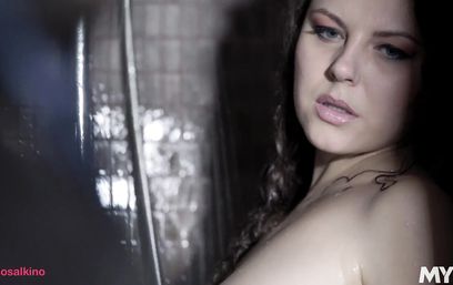 Проще хахаля купить, чем целый месяц слушать пустые комплименты