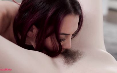 Угловой диван - идеальное место для начала лесбийских отношений