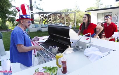 Хорошо, когда мамка с дочкой понятливые и не ссорятся из-за члена