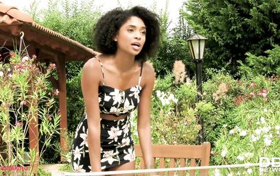 Негритоска получает КМС по настольному теннису стоя раком