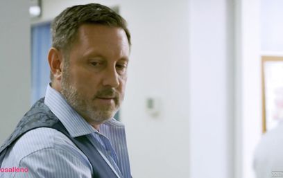 Пока жена без памяти, можно и левой красотке присунуть по случаю