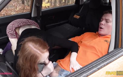 Короткая юбочка, красивые сиськи и рабочий ротик - гарантия получения прав