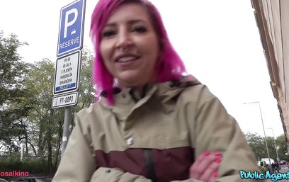 За деньги официантка превращается в самую развратную проститутку