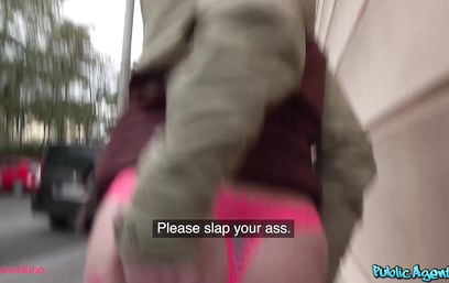 За деньги официантка превращается в самую развратную проститутку