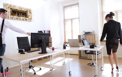 Опытный хакер быстро находит код доступа к пилотке офисной красотки