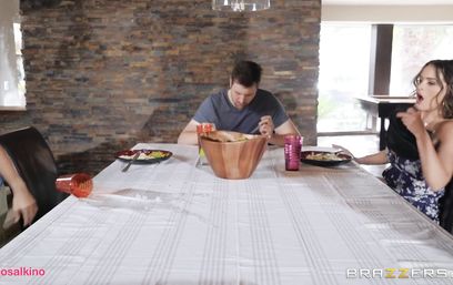 Семейный завтрак заканчивается членом пасынка в пилотке мамки