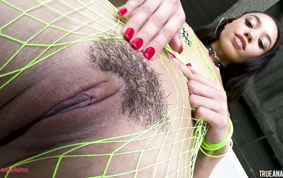 Теперь в жопу красивой латинки и бутылка пролезть сможет