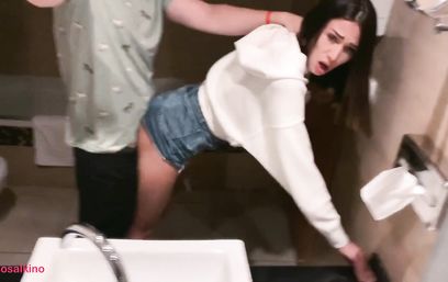 Для любительского секса парочка выбрала туалет в дорогом отеле