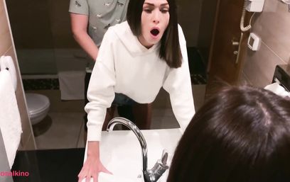 Для любительского секса парочка выбрала туалет в дорогом отеле