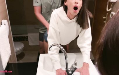 Для любительского секса парочка выбрала туалет в дорогом отеле