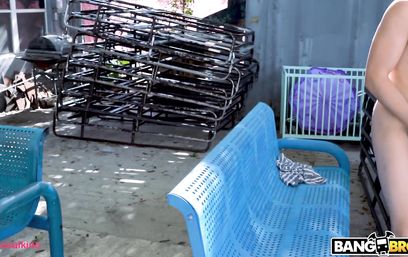 После длительного плавания морячок может и четверку красоток оприходовать