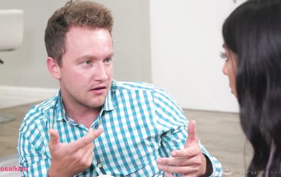 Плавный переход из френдзоны в стояние раком после массажа