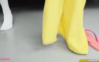 Специально приехала из Китая, чтобы обучаться лесбийскому сексу в универе